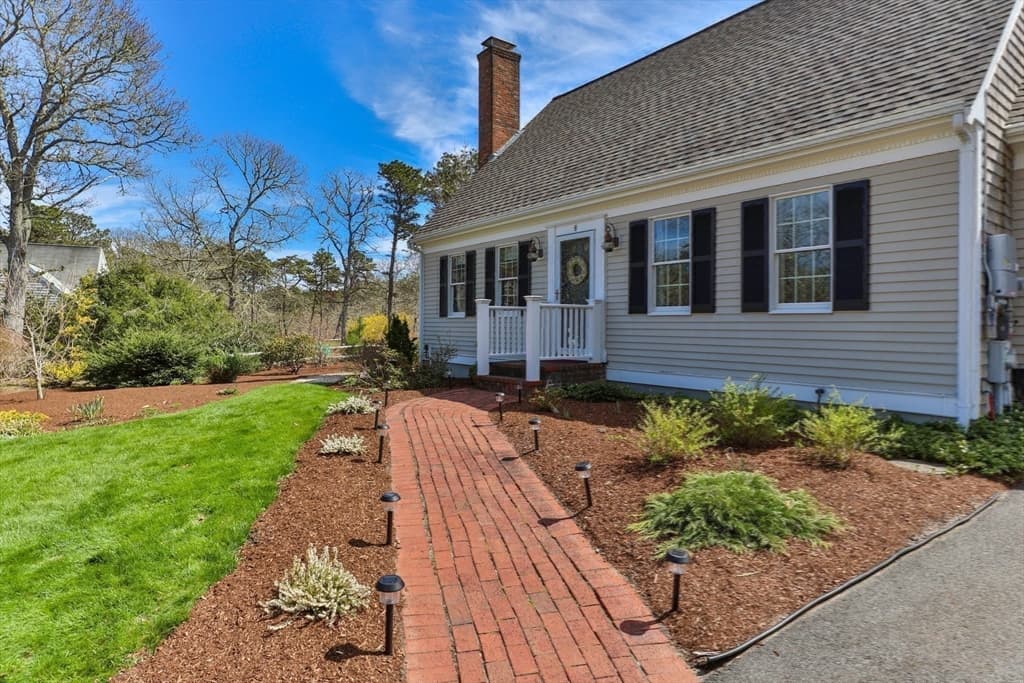 8 Teaberry Ave photo 2