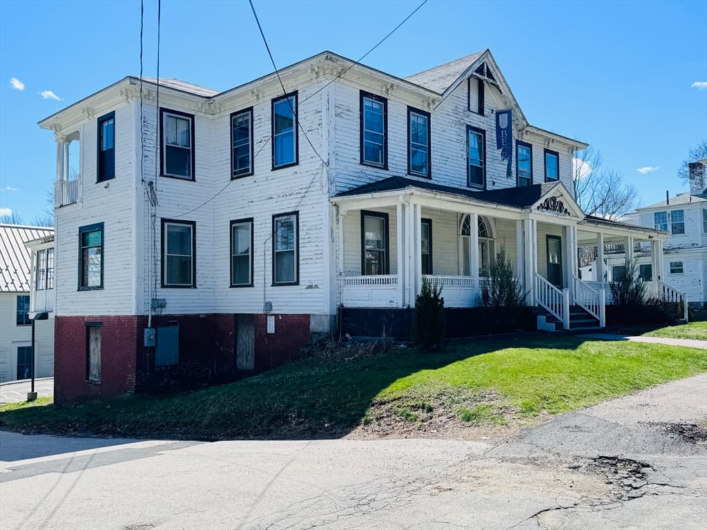 981 Main St photo 2