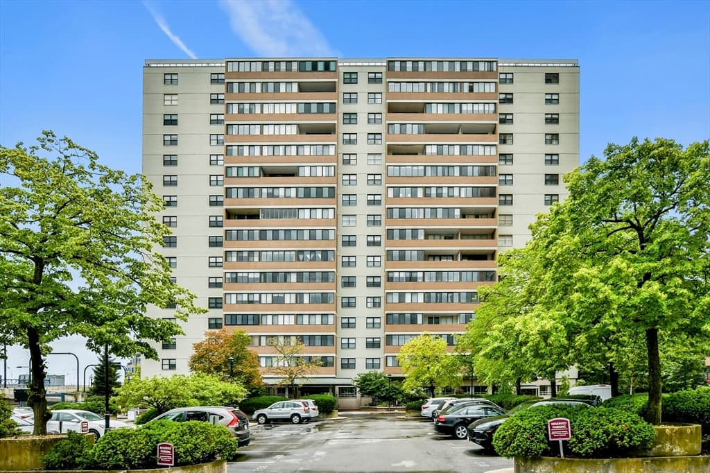 6 Whittier Pl #8P