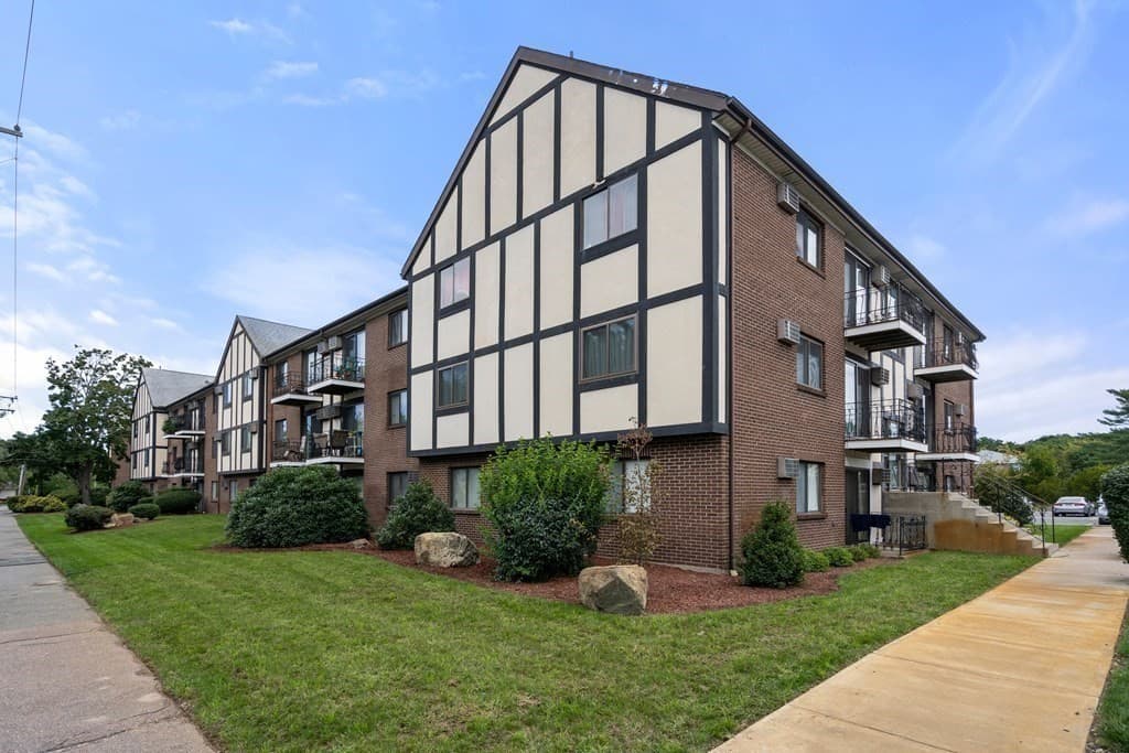 151 Bittersweet Ln #215