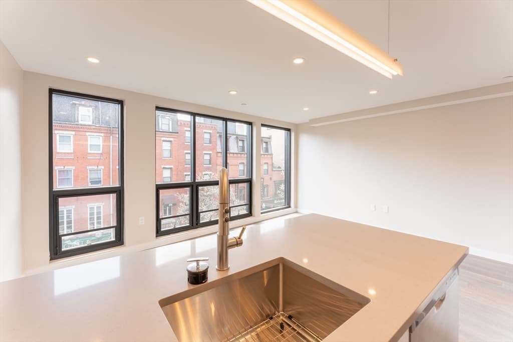 244 Hanover St #410 photo 3