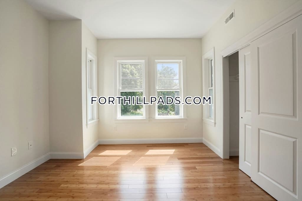 137 Thornton St. #3 photo 4