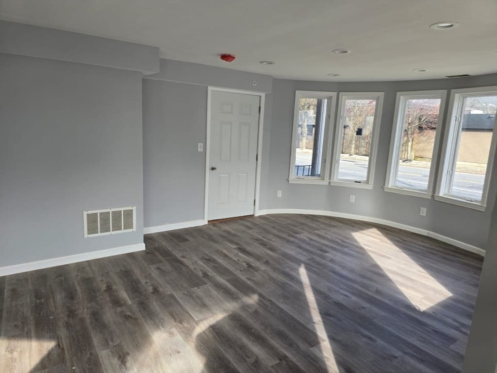 466 Park Ave #1 photo 2