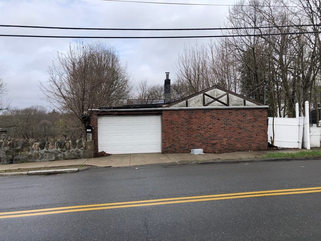 128 Winter St photo 3