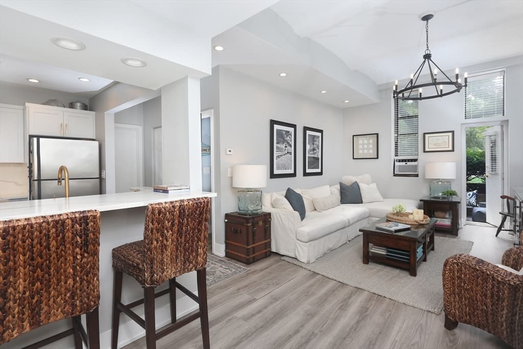 60 Gibson St #104 photo 2