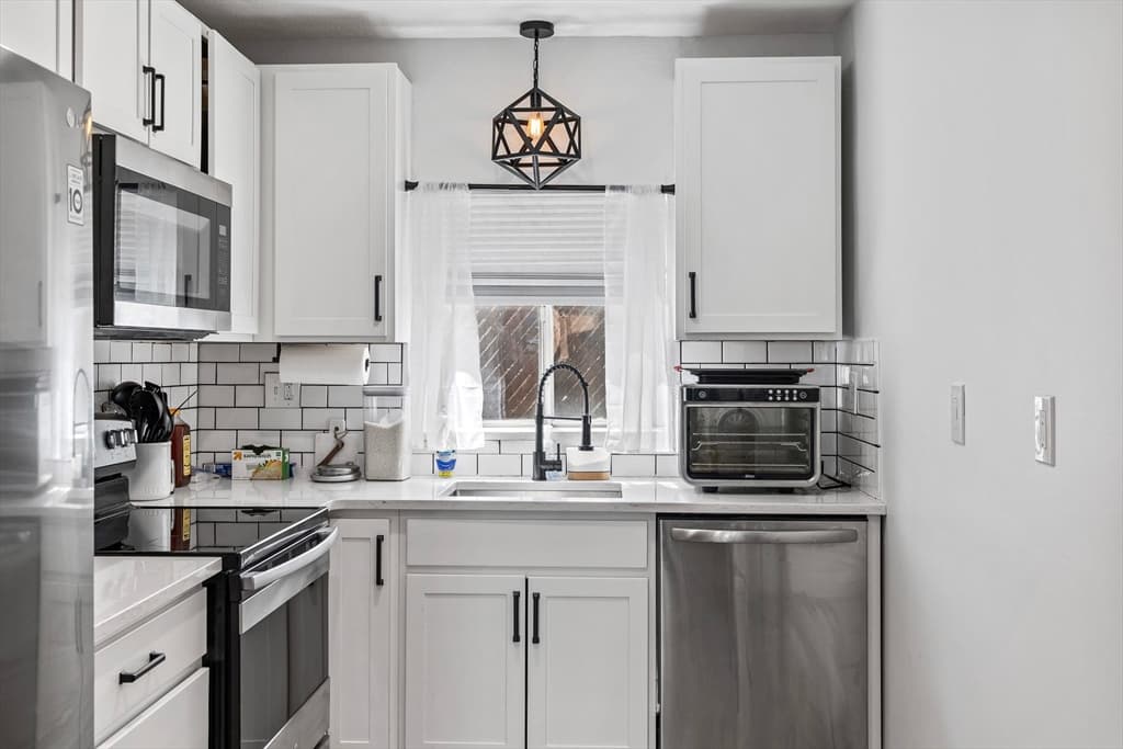 549 Adams St #4 photo 2