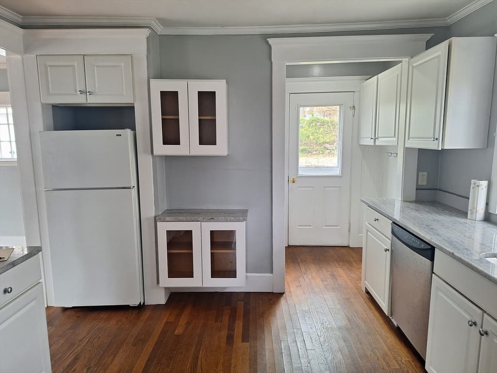 127 Allen St photo 4