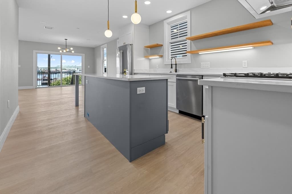 362 Meridian St #3