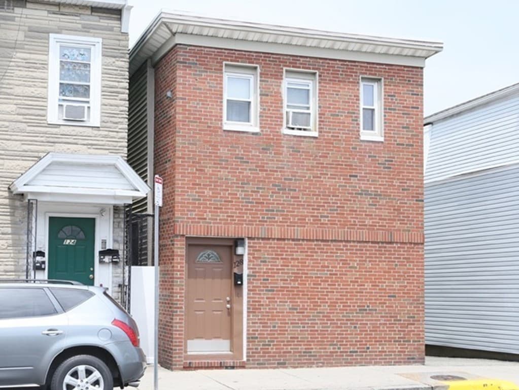 128 Bennington St photo 2