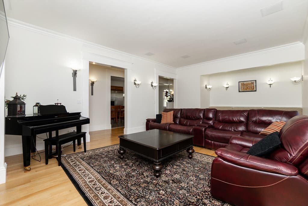 421 Wolcott Street photo 4