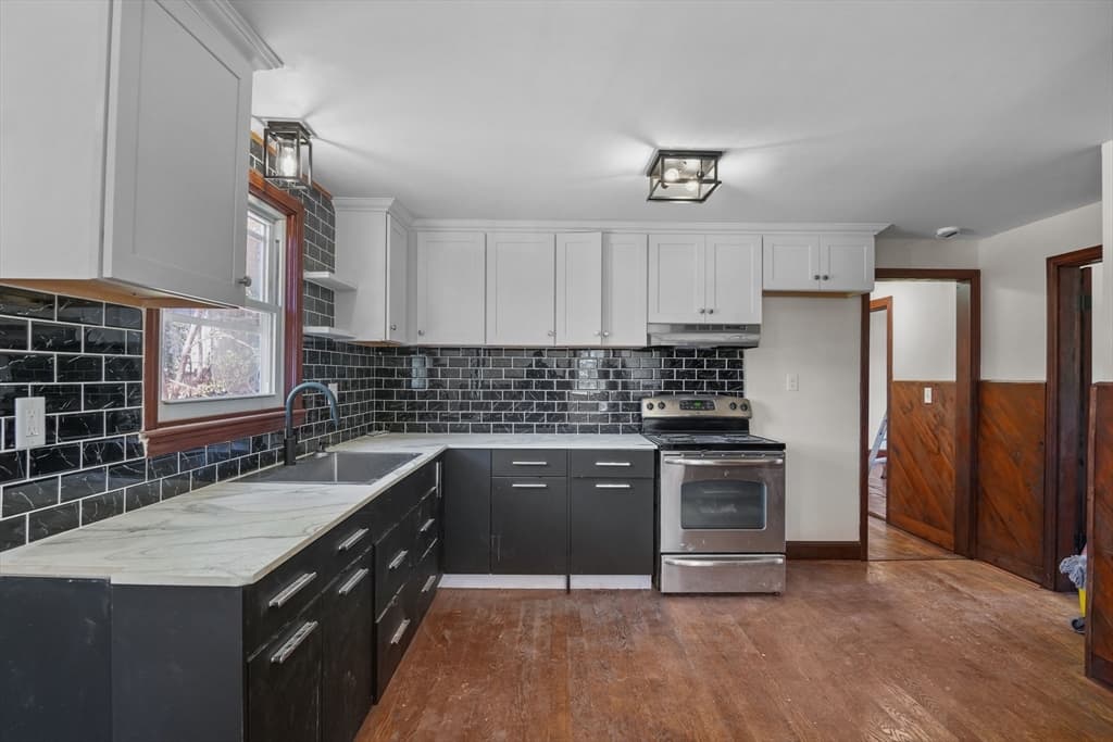 528 Elm Rd photo 2