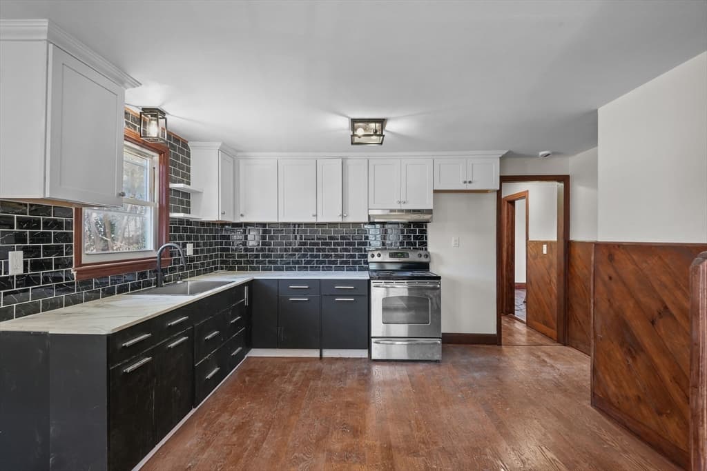 528 Elm Rd photo 3