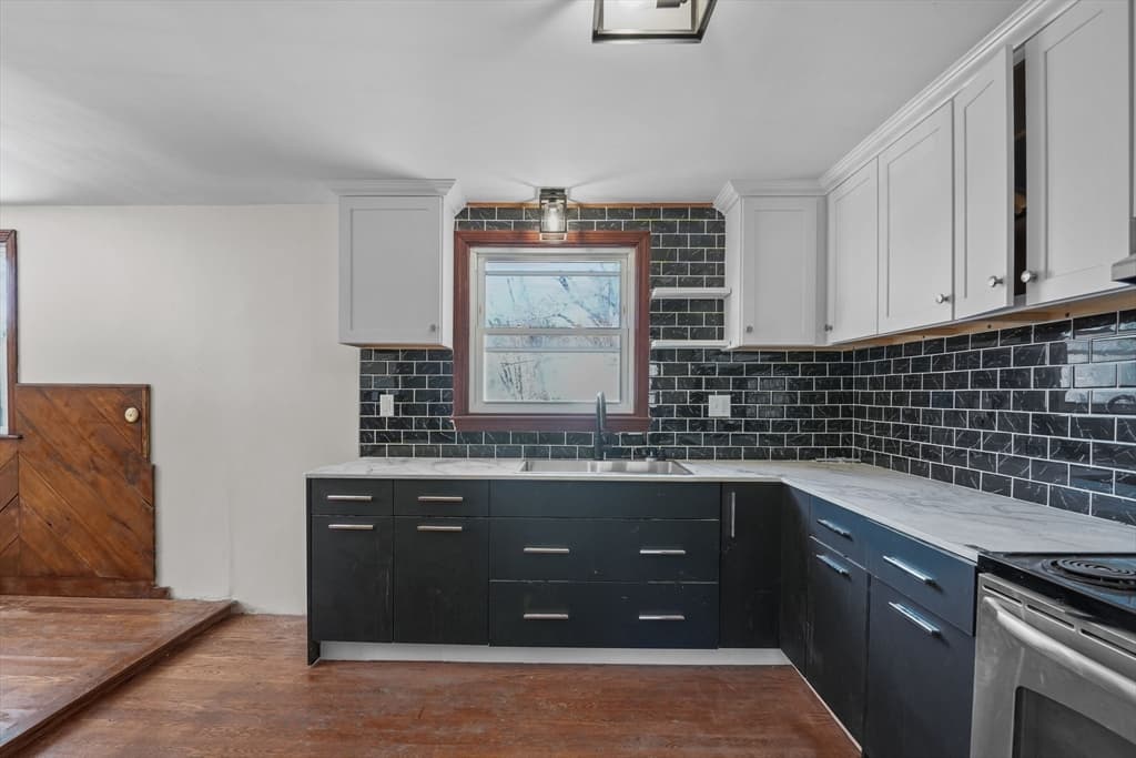 528 Elm Rd photo 5