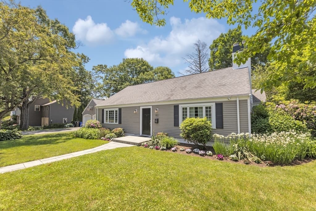 882 West Roxbury Parkway