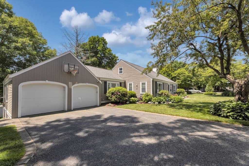 882 West Roxbury Parkway photo 4