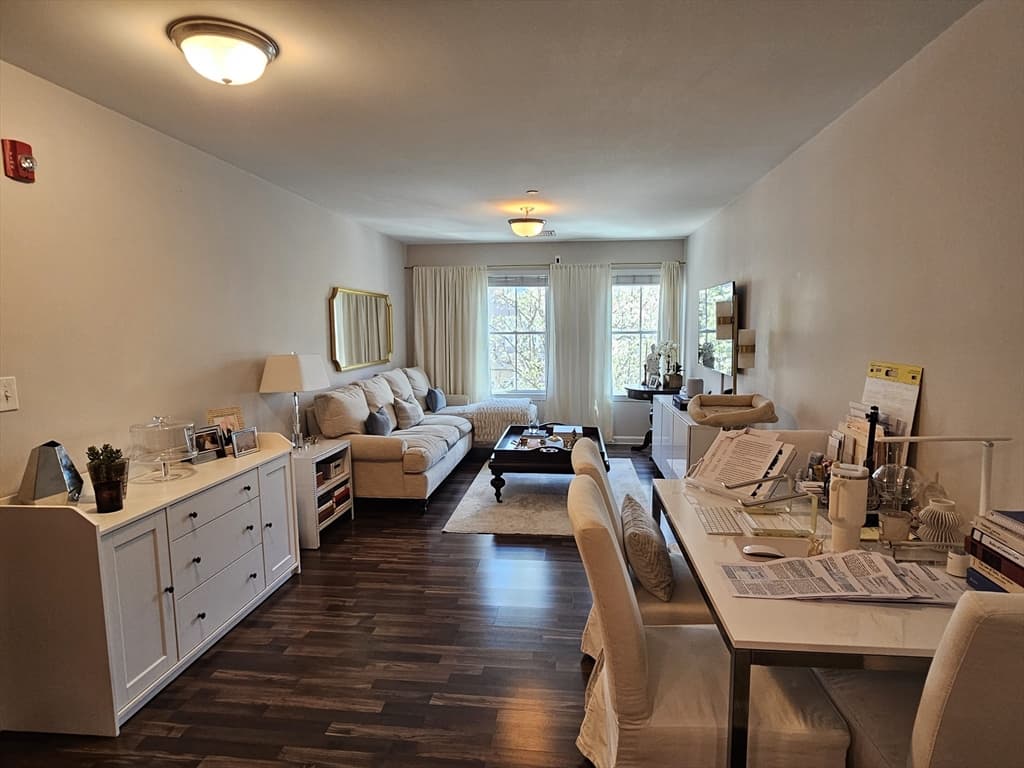 25 West Main St #202