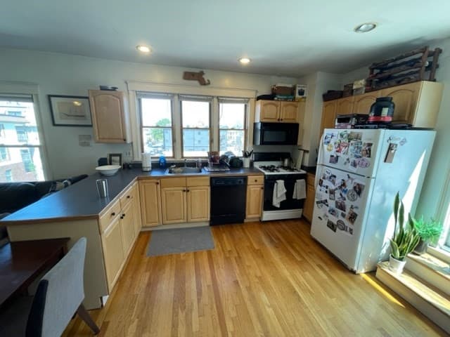 845 E 2nd photo 3