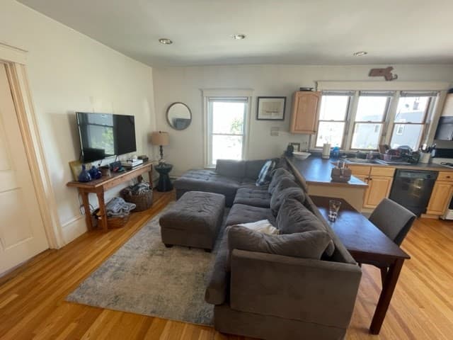 845 E 2nd photo 4