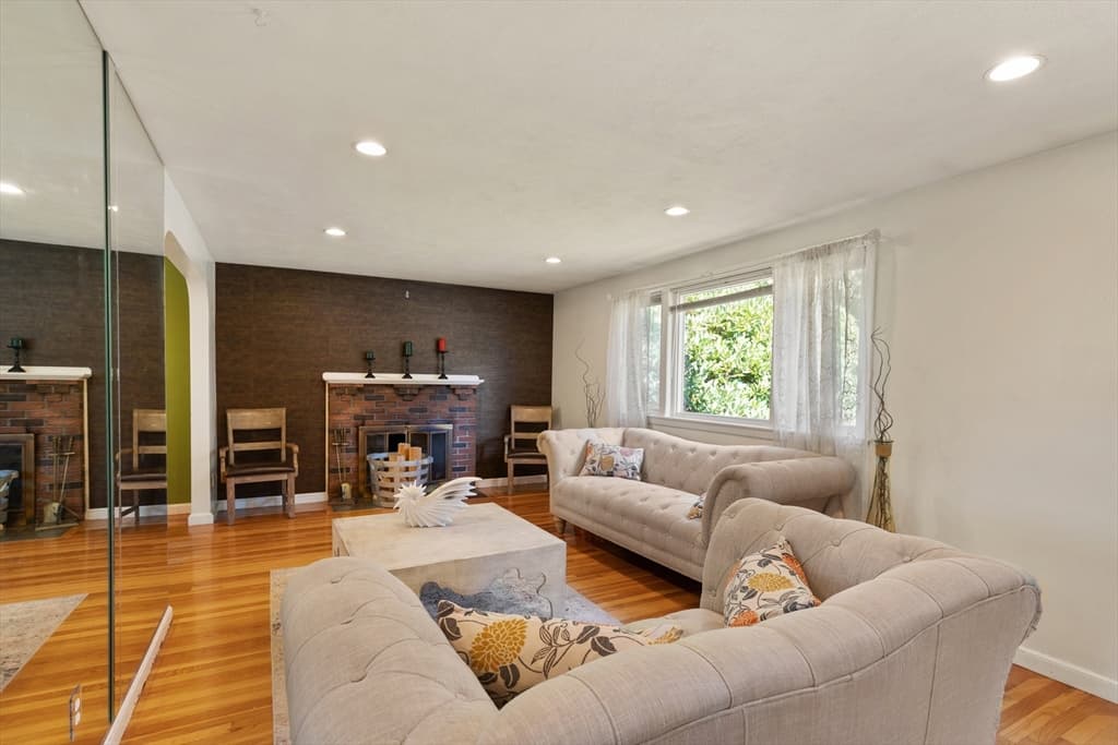 72 Dean Rd photo 4