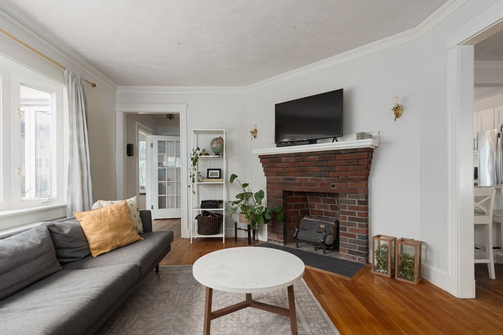 448 Baker St photo 3