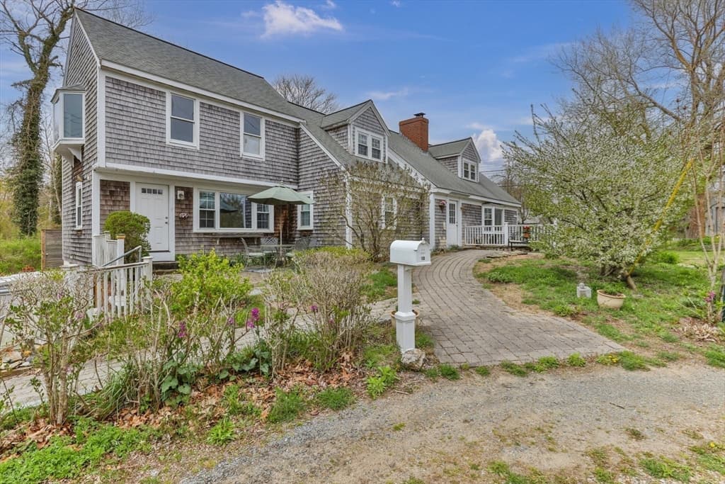 10 Vineyard Ave photo 4