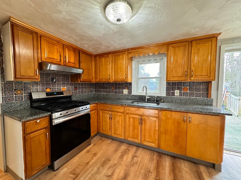 254 Essex St photo 2