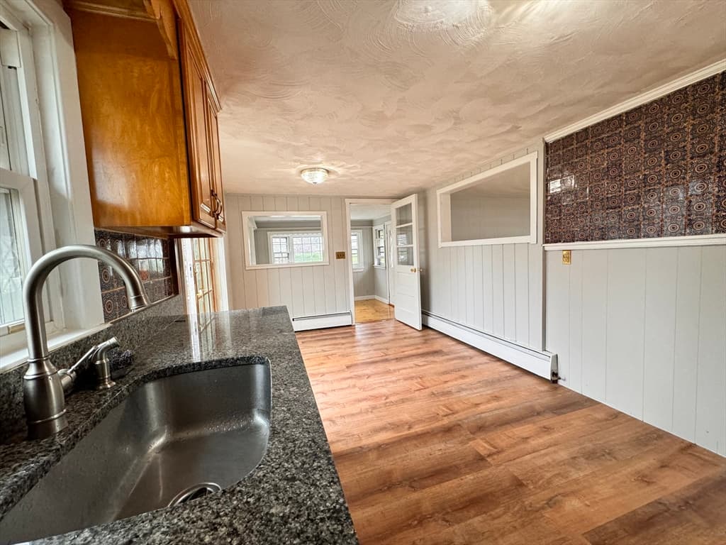254 Essex St photo 4