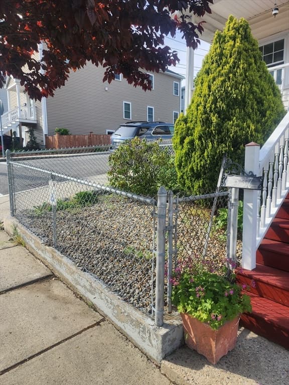 537 Park Ave photo 3