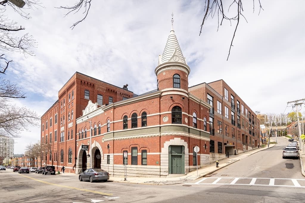 251 Heath St #201 photo 2