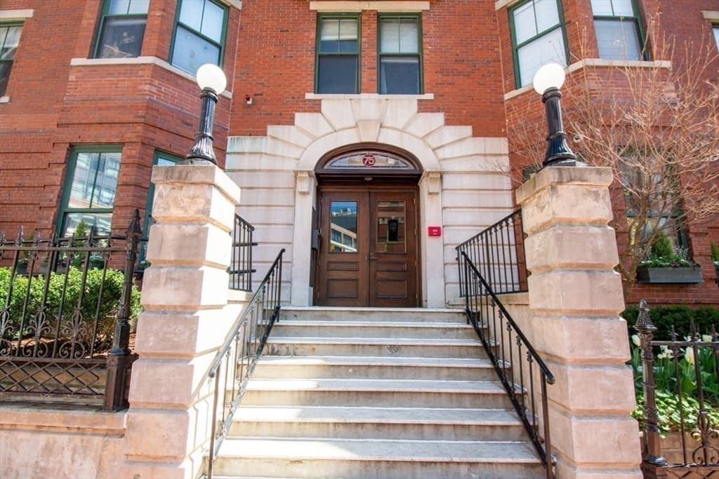 75 Clarendon Street #408 photo 2