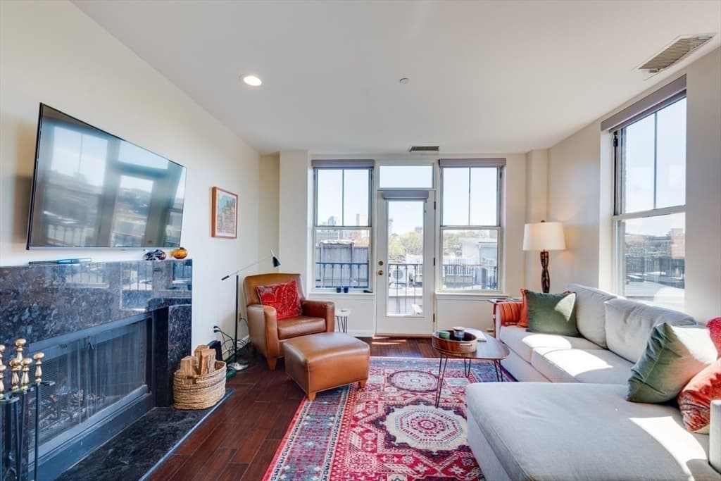 75 Clarendon Street #408 photo 3