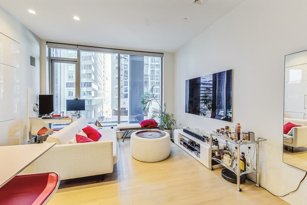 133 Seaport Blvd #512 photo 3