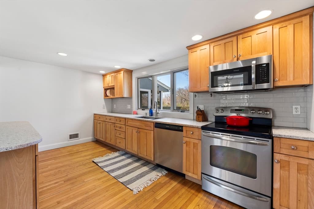 82 Maple St photo 5