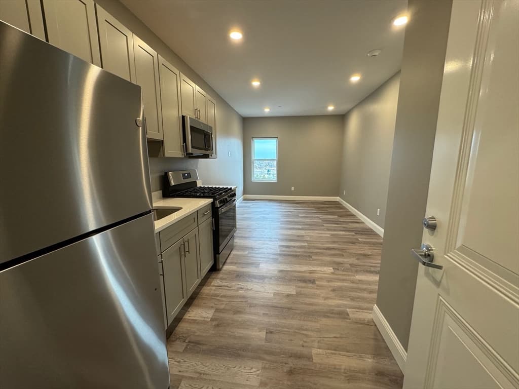 38 Walnut Ave #204 photo 2