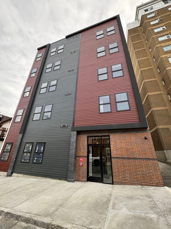 38 Walnut Ave #204