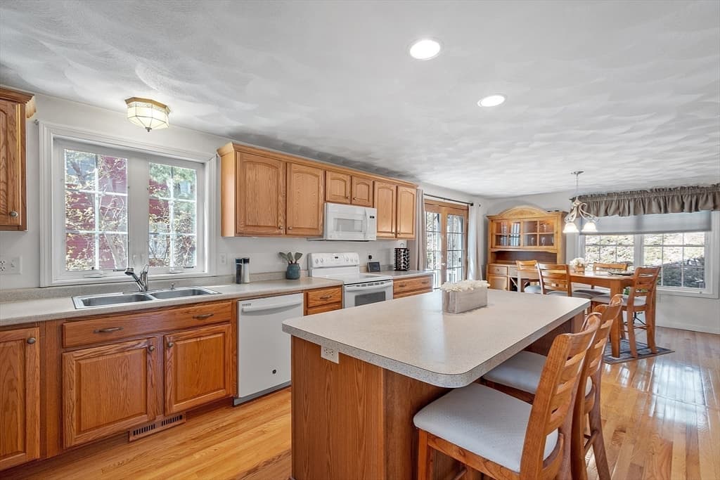 25 Hemlock Rd photo 5