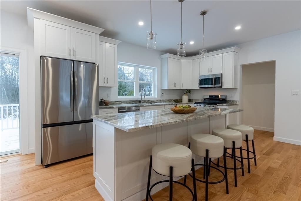 981 Summer St photo 2