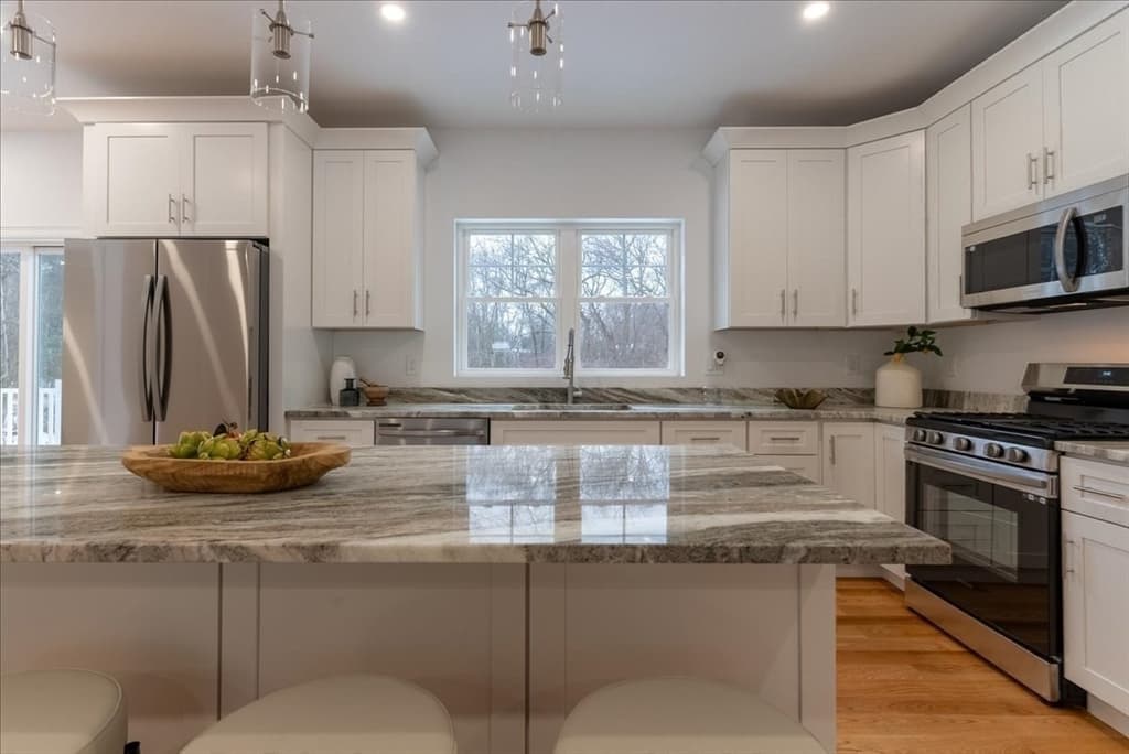 981 Summer St photo 3