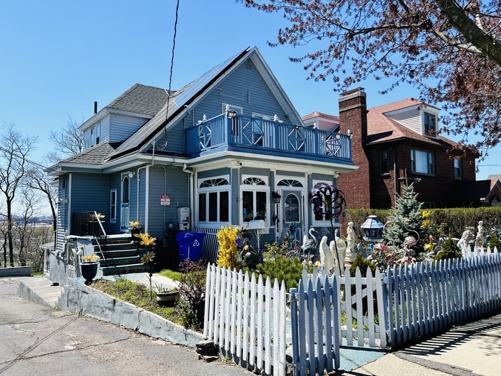 198 Orient Ave photo 3