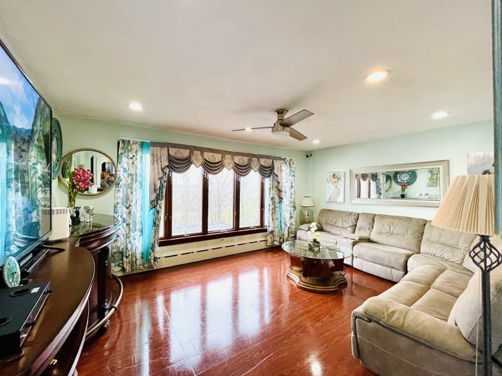 198 Orient Ave photo 5