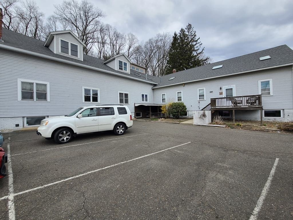 131 Main St photo 4