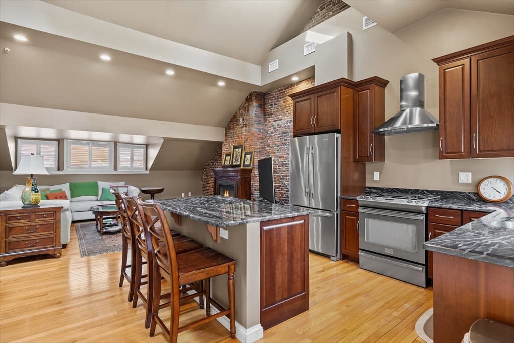 32 Temple Street #3