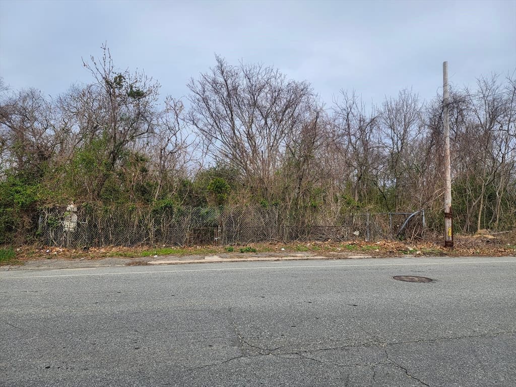 0 Bay St. L:5 photo 2