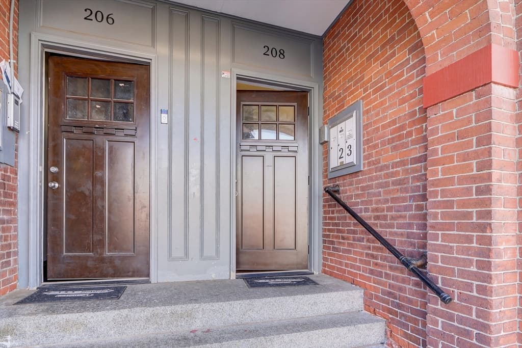 208 Harold St photo 3