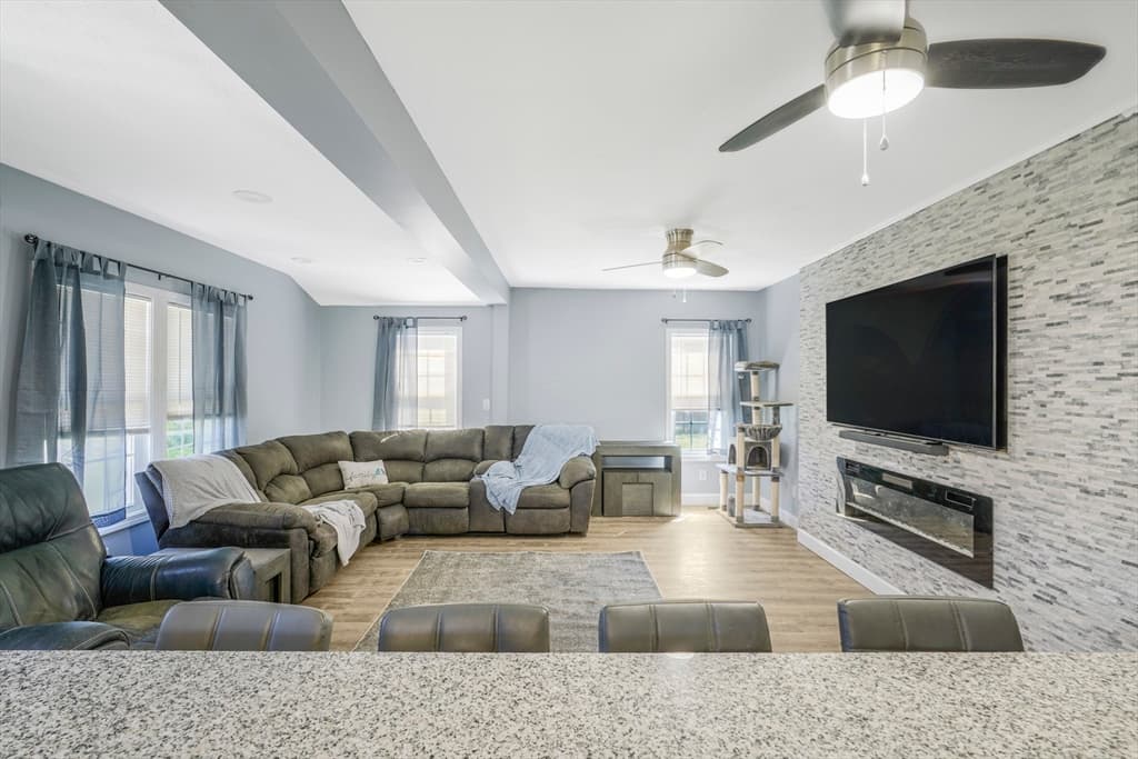27 Velvet Ave photo 2