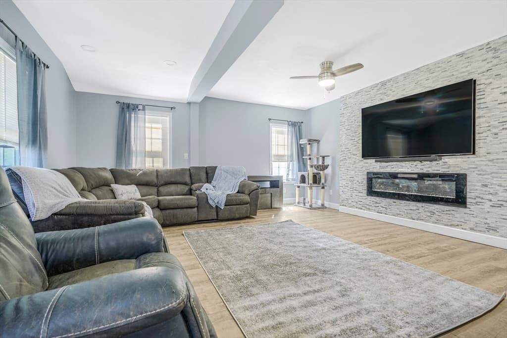27 Velvet Ave photo 3