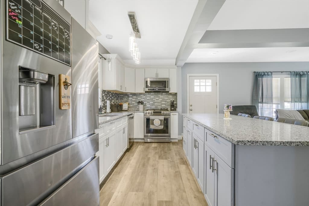 27 Velvet Ave photo 5