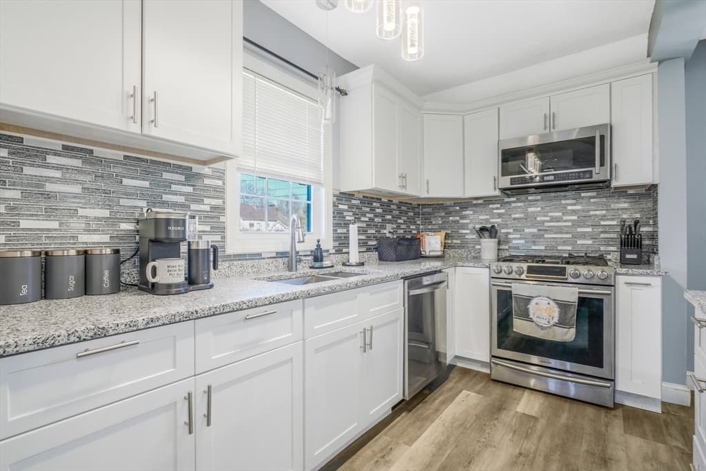 27 Velvet Ave photo 4