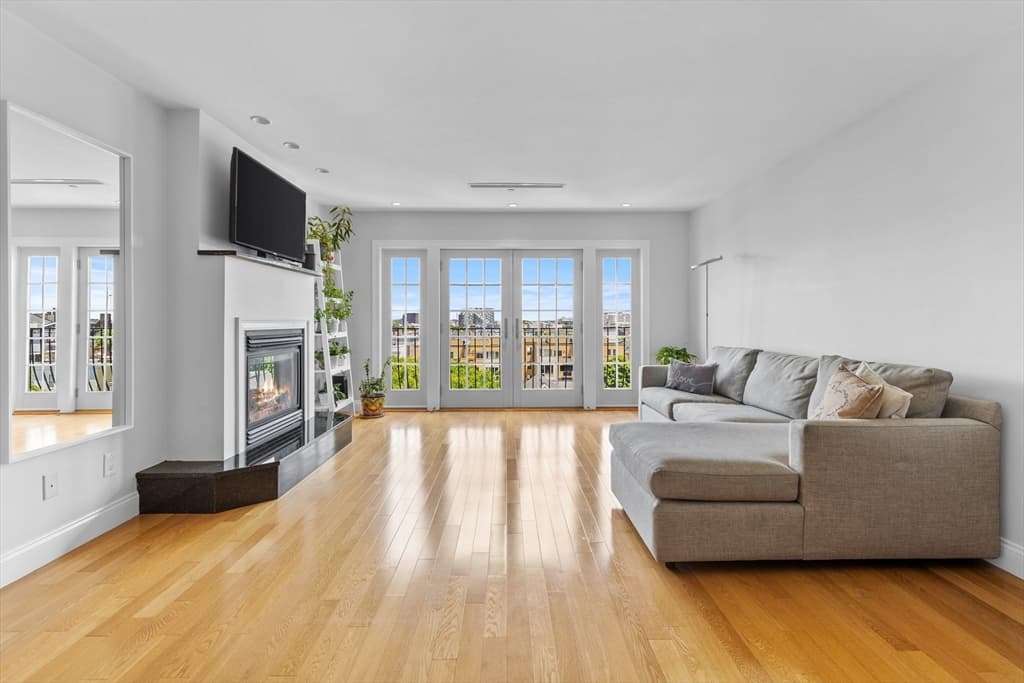 312-320 W 3rd St #204