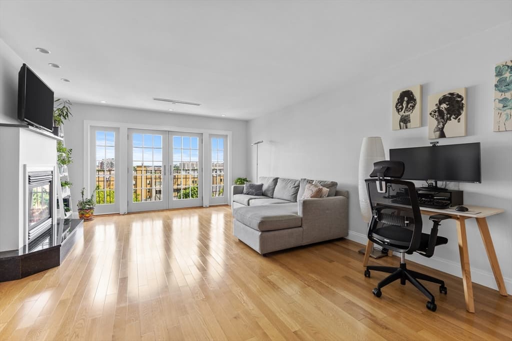 312-320 W 3rd St #204 photo 5